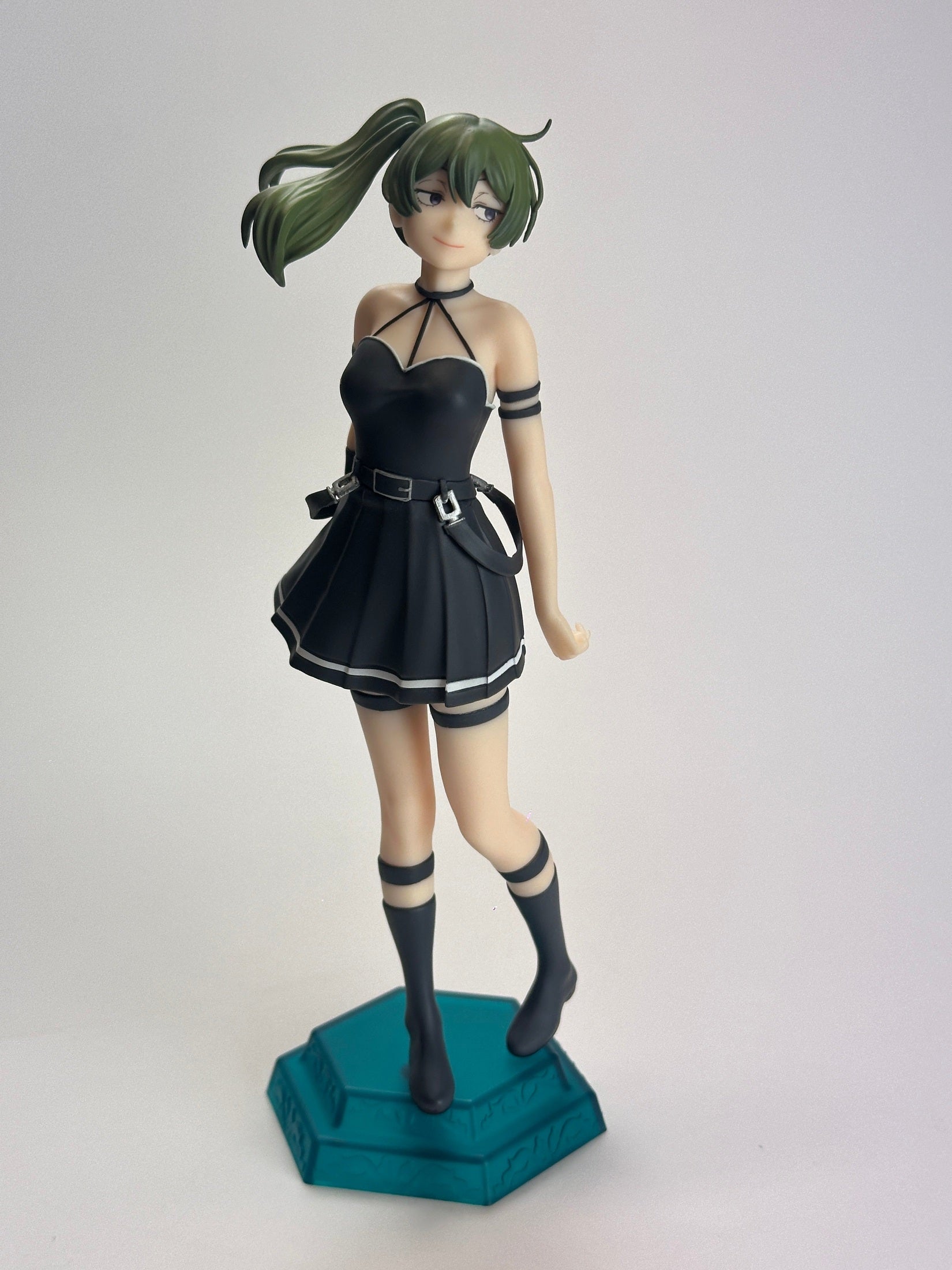 FRIEREN: BEYOND JOURNEY'S END FIGURA ÜBEL DESKTOP X DECORATE COLLECTIONS MUY BUEN ESTADO Sega Otaku Village