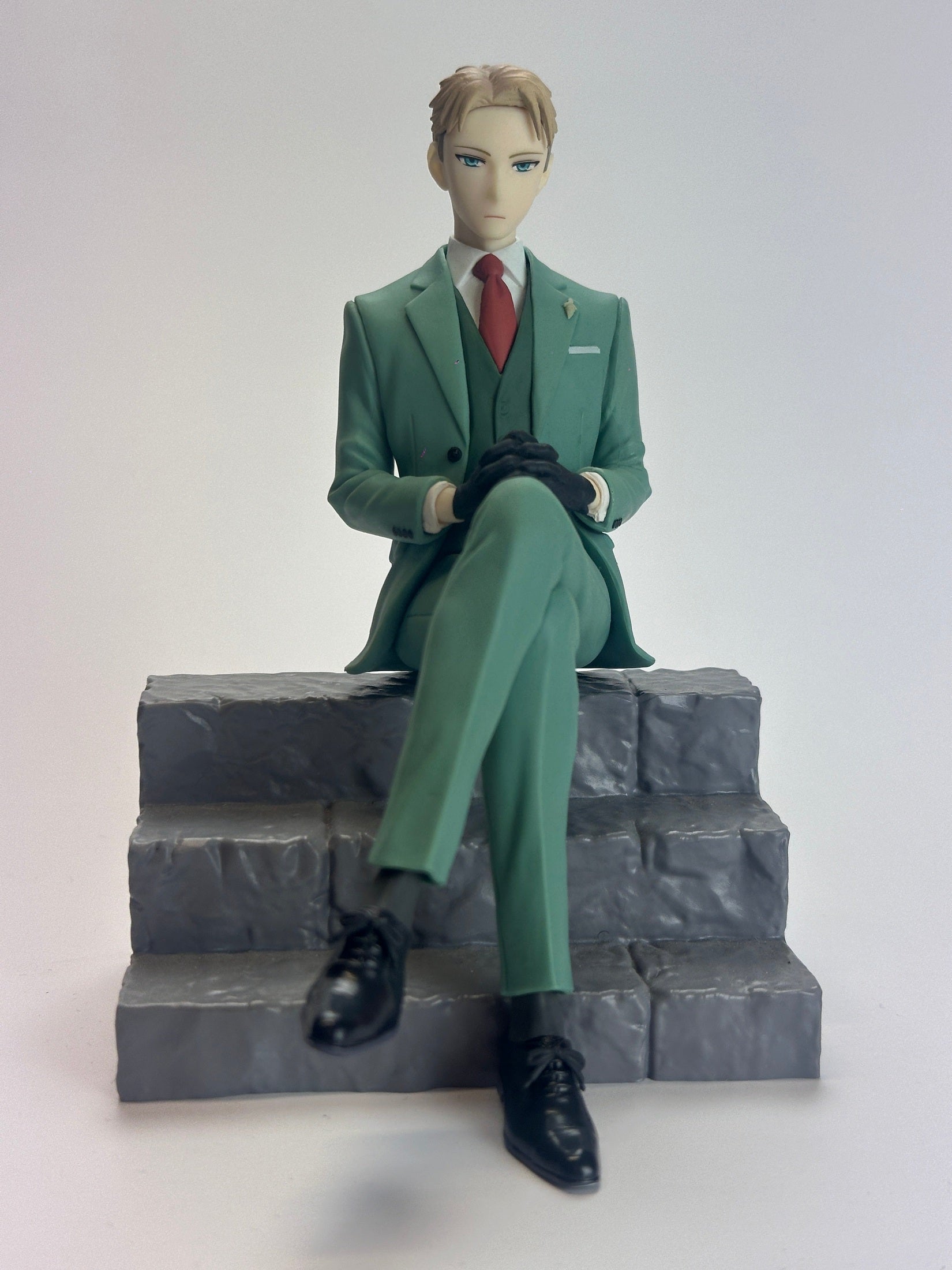 SPY X FAMILY FIGURA LOID FORGER PERCHING MUY BUEN ESTADO Sega Otaku Village